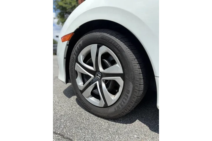 2017 Civic LX image 7