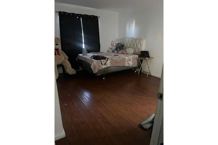 $1200 : Se renta un cuarto con baño image 2