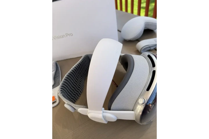 $700 : Apple vision pro 1tb storage image 2