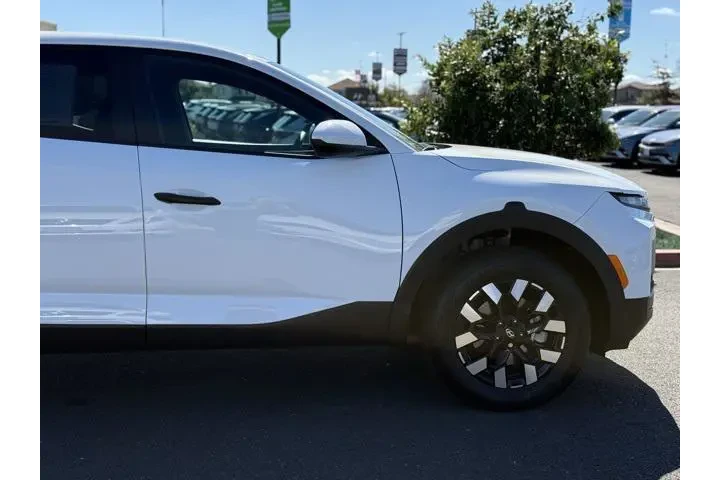 $28888 : Hyundai SANTA CRUZ 2025 SE 4 image 9