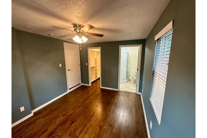 $1000 : spacious Beautiful Garage home image 3