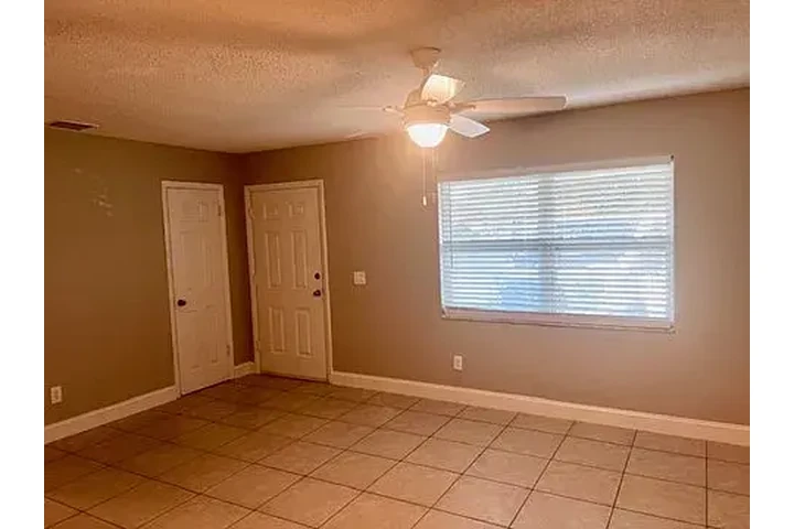 $1400 : Welcome to this 3-bedroom image 1