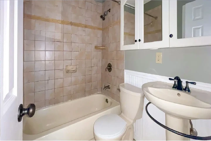 $950 : freshly painted, charming home image 4