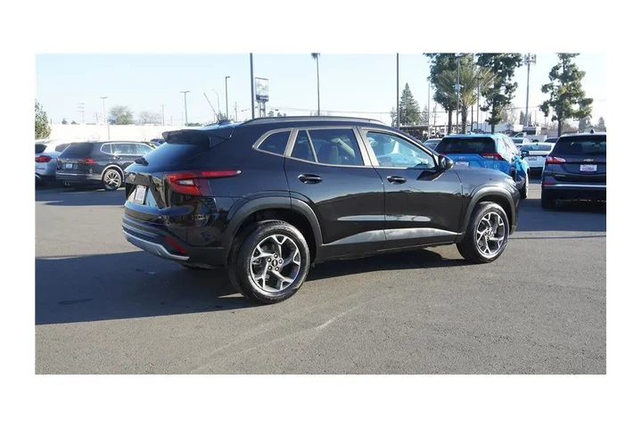 $21984 : 2025 Trax LT image 6