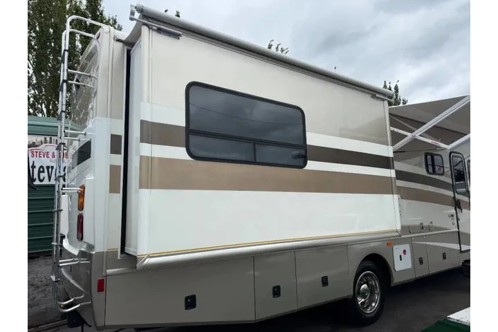 $28500 : 2006 Fleetwood RV Bounder 33R image 10