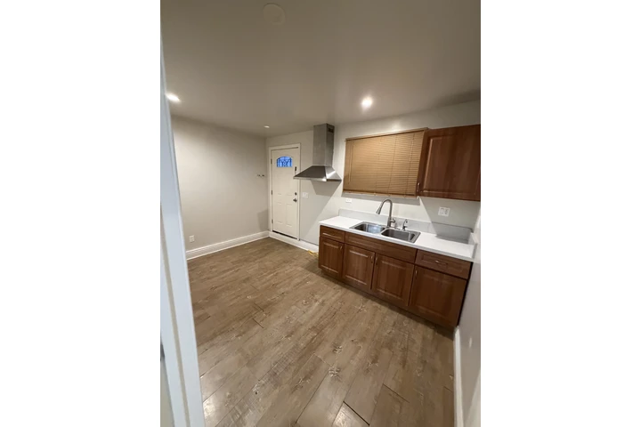 $1950 : Se renta casita de dos habitac image 1