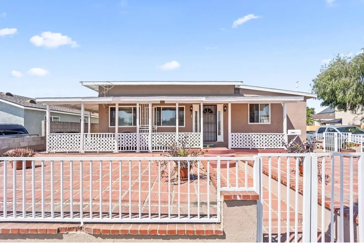 $700000 : Hermosa casa de venta image 2
