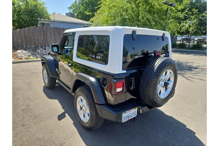 $37995 : Jeep Wrangler 2021 4x4 Islan image 5