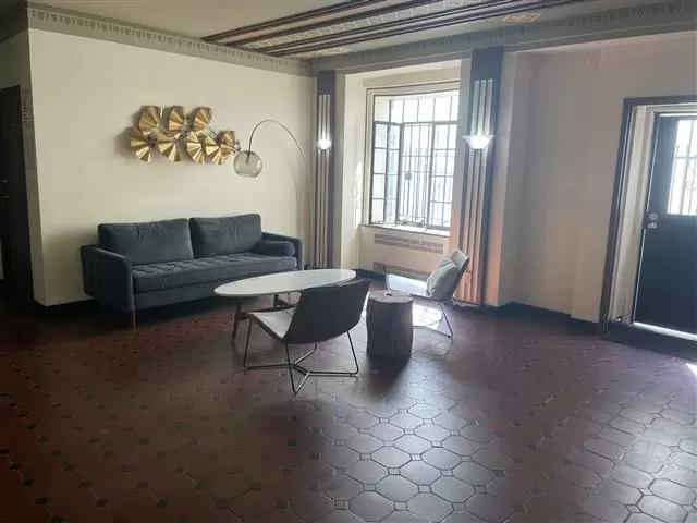 $1700 : 535 S Gramercy  Paradise in LA image 5