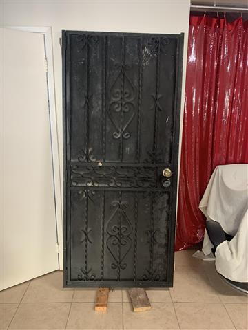 $100 : Vendo puerta de metal image 1