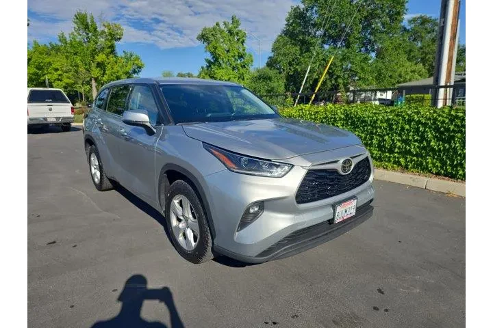 $29995 : Toyota Highlander 2021 LE 4d image 1