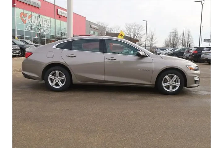 $18477 : Chevrolet Malibu 2024 LT 4dr image 10