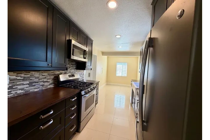 $2370 : 3bed house available for rent image 6