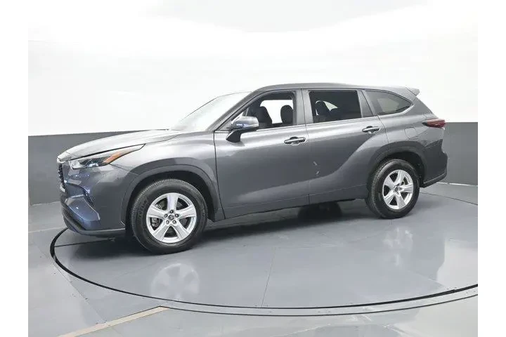 $31541 : Toyota Highlander 2024 LE 4d image 2