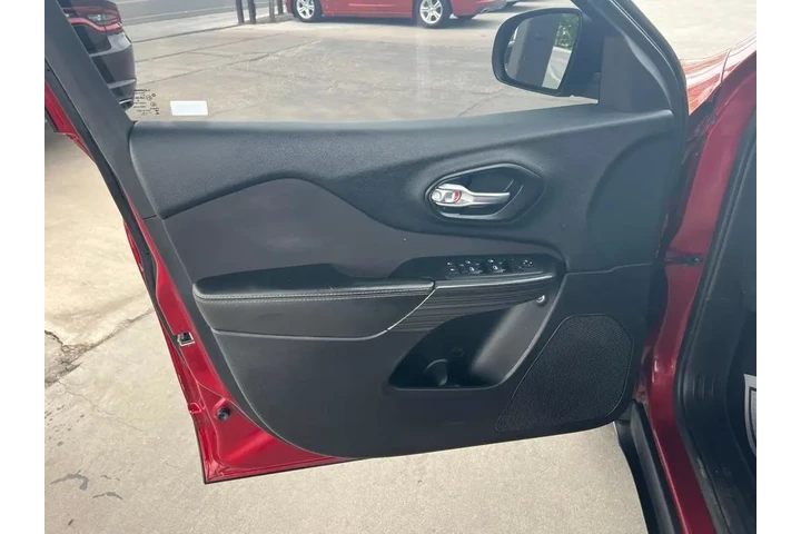 2015 Cherokee Sport FWD image 10