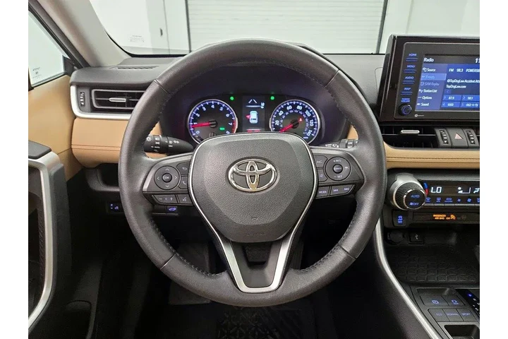 $27998 : Toyota RAV4 2021 XLE Premium image 10