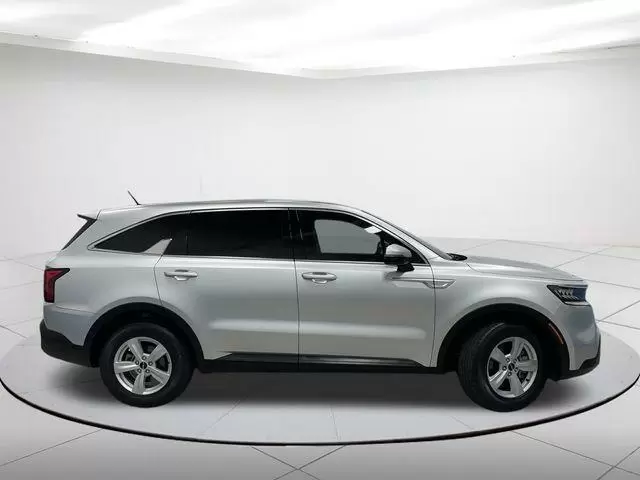 $22189 : Pre-Owned 2022 Sorento LX image 2