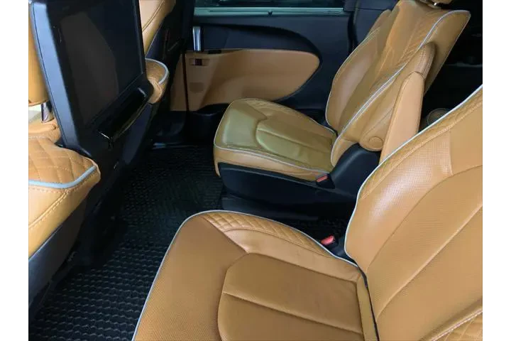 $39989 : Chrysler Pacifica Plug-In Hy image 5