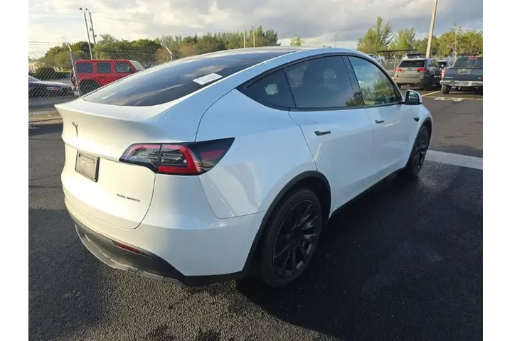 $27990 : Tesla Model Y 2023 AWD 4dr C image 4