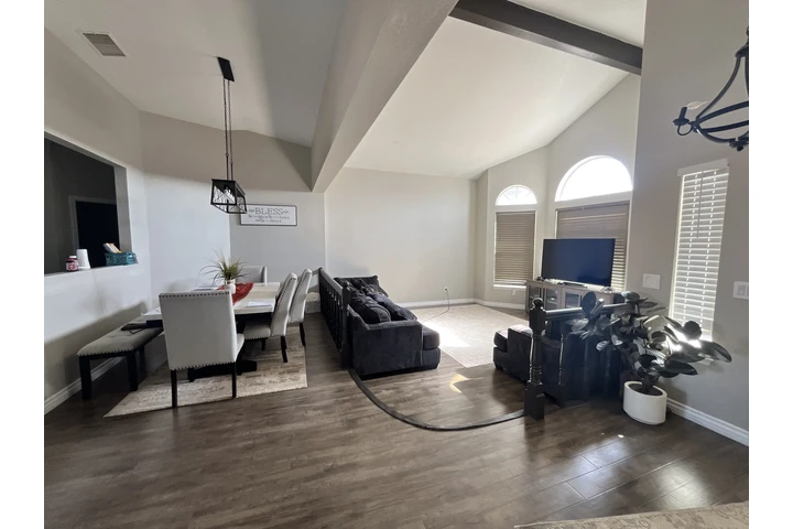 $2800 : Casa de renta Hesperia image 4