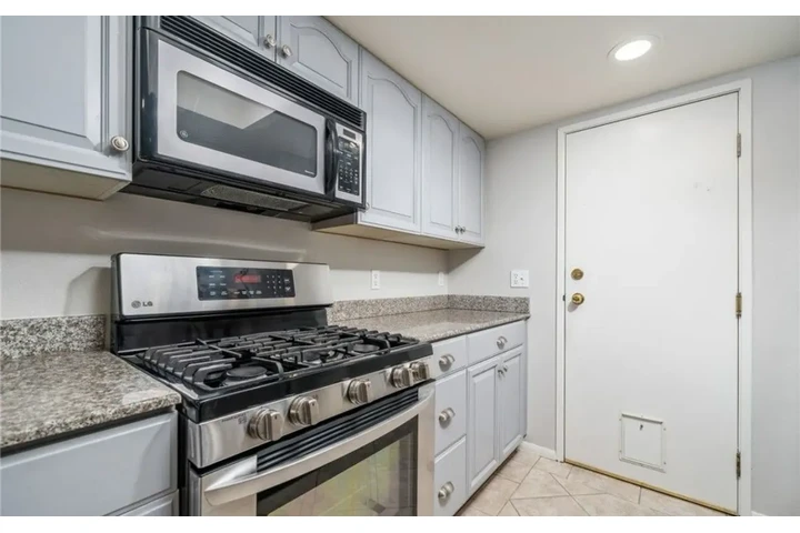 $1900 : 2 Bedroom Apt in Central LA image 5