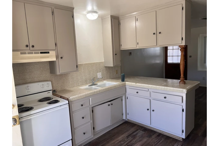 $900 : Lake Isabella Apartment image 5