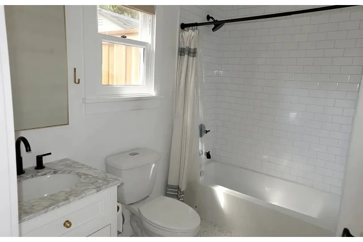 $1150 : Beautifully updated 1-bedroom image 8