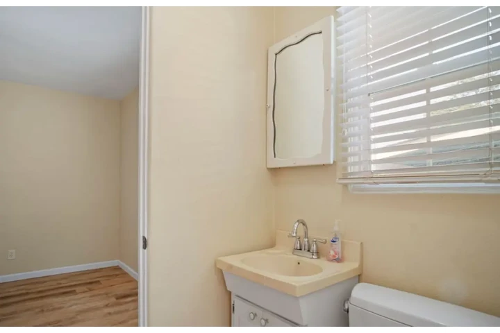 $2435 : 3 Bedroom Home in Van Ness, LA image 9