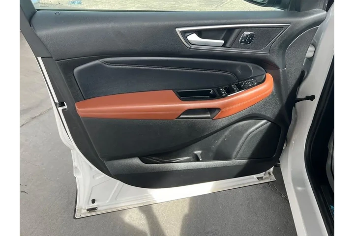 2017 Edge Titanium AWD image 10