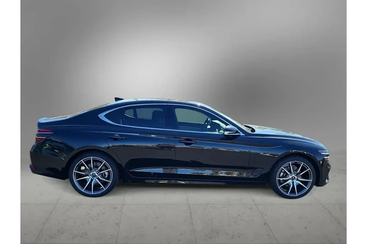 $28250 : Genesis G70 2023 AWD 2.0T 4d image 9