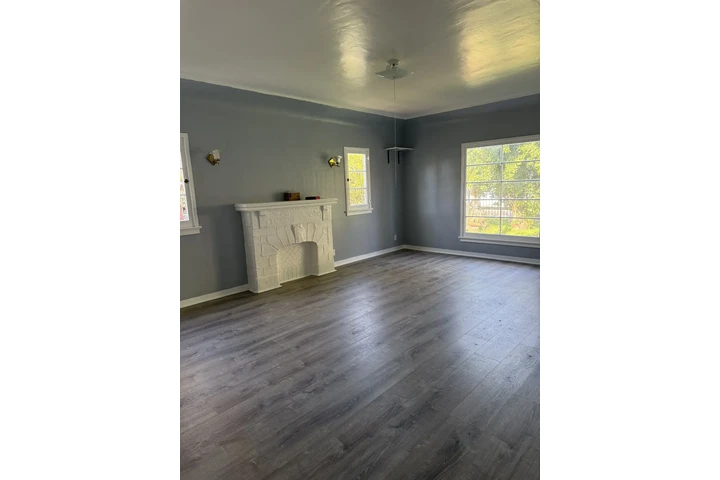 $2295 : Casa Recientemente Remodelada image 2