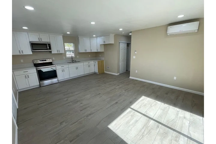 $800 : Cute Single story adu* 2bedroo image 2