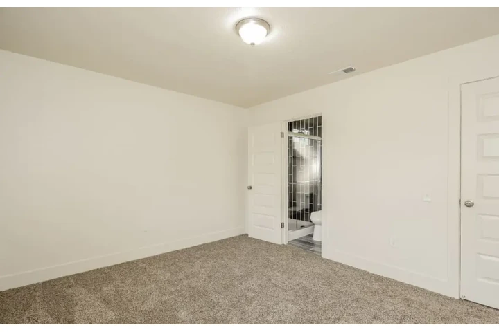 $2485 : Beautiful 3 Bed Home in Carson image 7