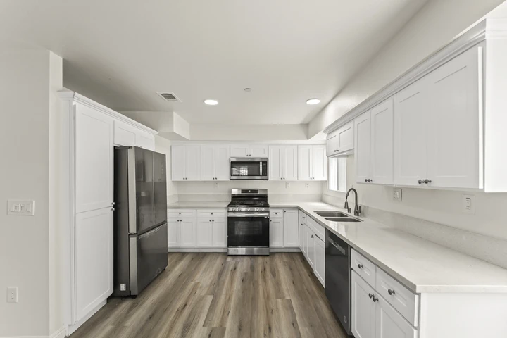 $4400 : 5 bedroom, 3 bath, 1 year new image 7
