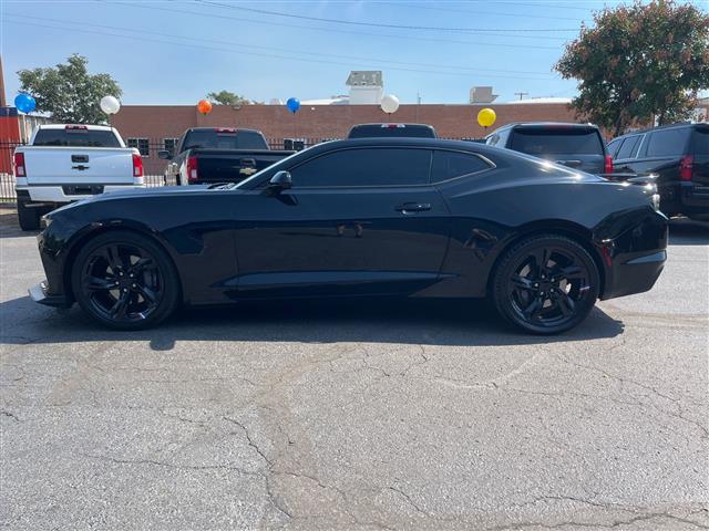 $33488 : 2019 Camaro SS, EXTRA CLEAN, image 2