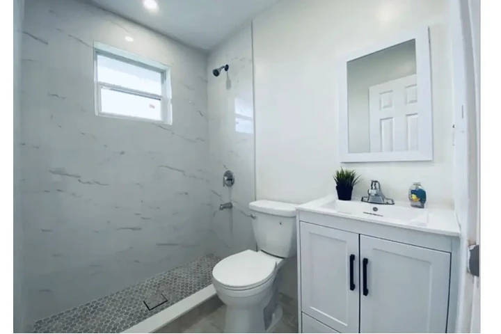 $1050 : stylish Remodeled  home image 2