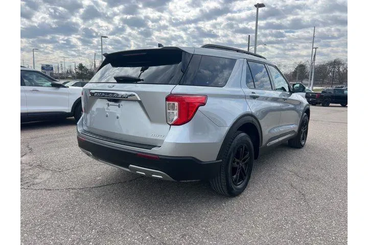 $31893 : Ford Explorer 2023 AWD XLT 4 image 4