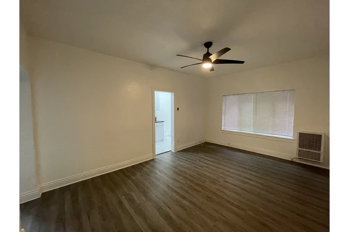 $1475 : Studio Disponible image 2
