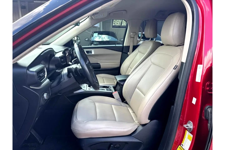 2020 Explorer XLT image 7