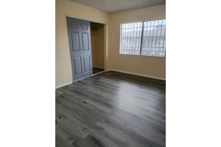 $1500 : Single 140 e. Manchester $1500 image 5