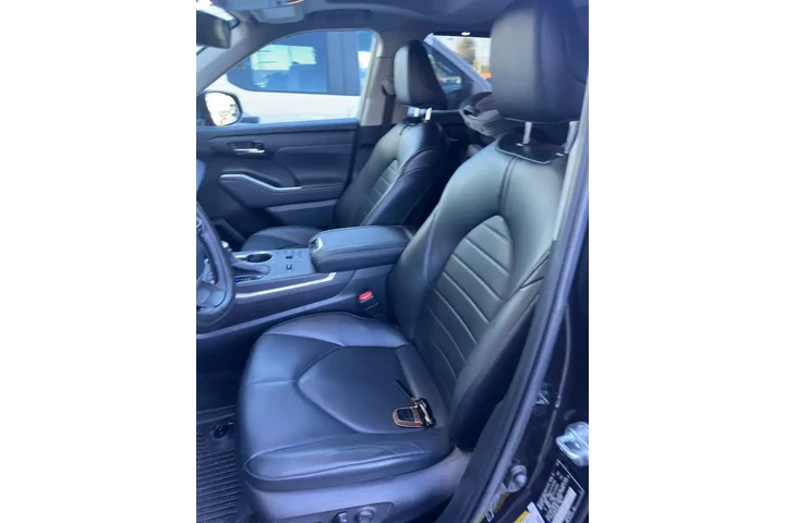 $35269 : Toyota Highlander 2023 LE 4d image 5