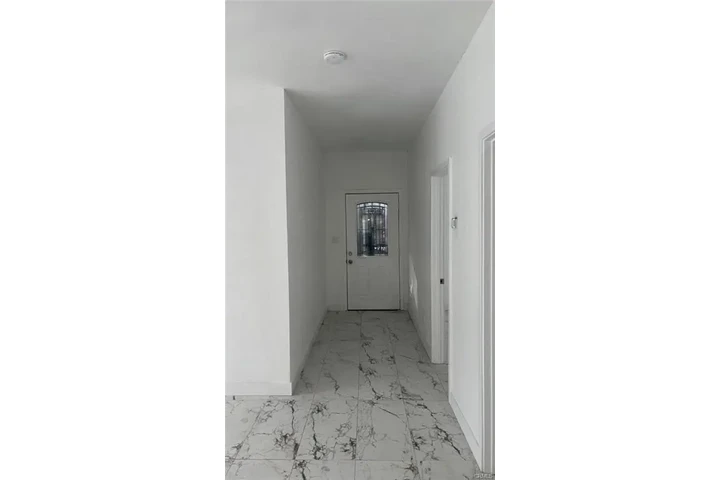 $3800 : Casa de Renta Remodelada image 3