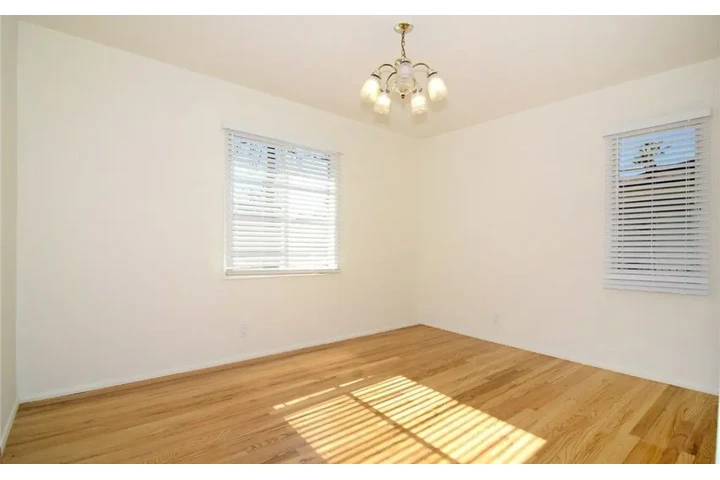 $2400 : 3 Bed 2 Bath Home in Compton image 7