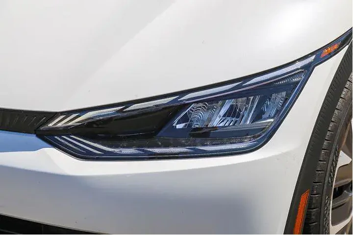$25992 : Kia EV6 2024 Light 4dr Cross image 8