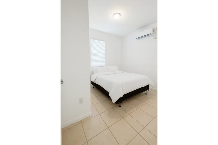 $1380 : Efficiency studio image 3