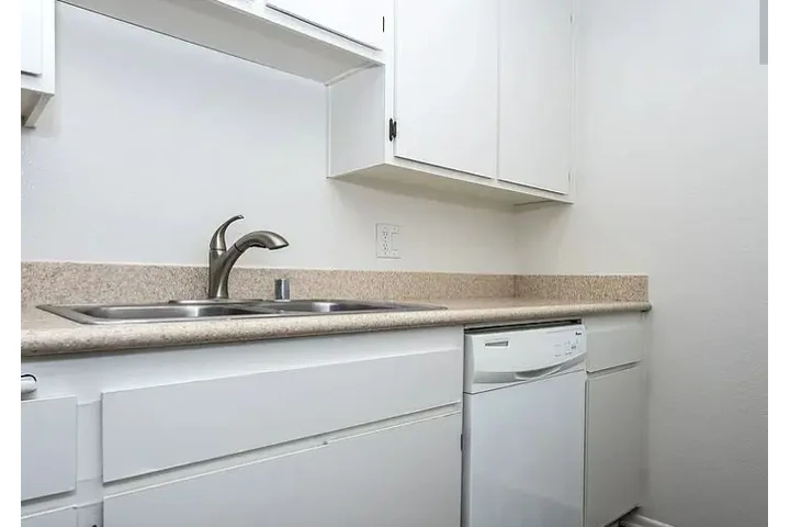 $1450 : 1 bed Apartment for rent in LA image 6