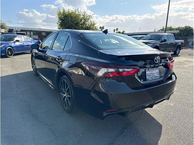 2022 Camry SE image 6