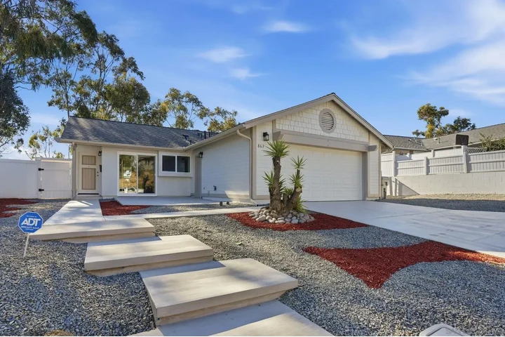 $2000 : beautifully remodeled home image 1