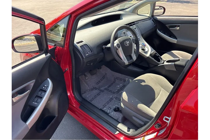 $15000 : 2013 Prius Two image 2