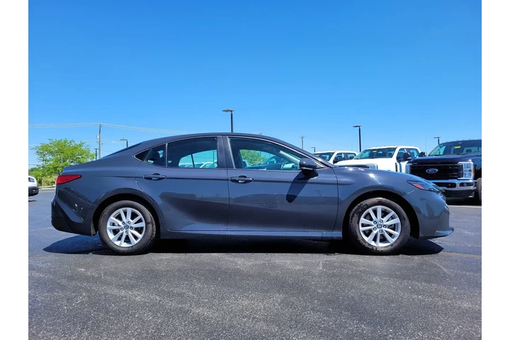 $28998 : Toyota Camry 2025 SE 4dr Sed image 2